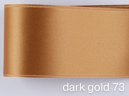Doubleface satin ribbon in Swiss quality. 10 shades of yellow with a delicate shimmering depth of color in 7 widths. Pollutant-free.
