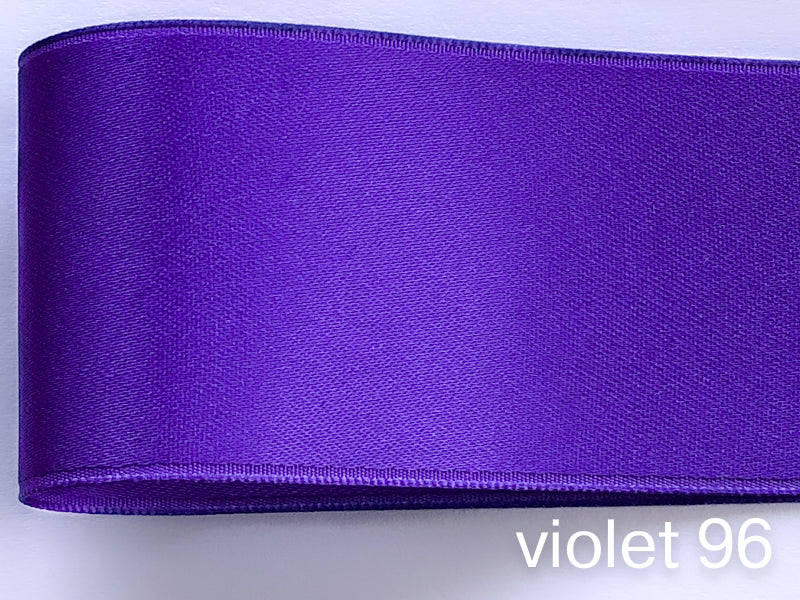 Nastro di raso double face di qualità svizzera. 13 tonalità di viola con una profondità di colore delicatamente scintillante in 7 larghezze. Privo di sostanze nocive.