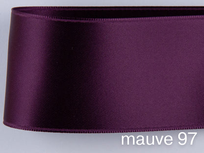 Nastro di raso double face di qualità svizzera. 13 tonalità di viola con una profondità di colore delicatamente scintillante in 7 larghezze. Privo di sostanze nocive.