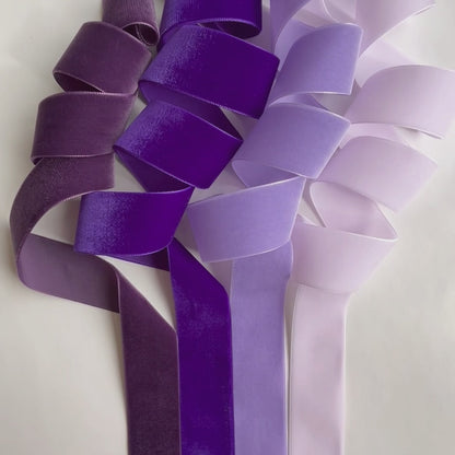 Nastro di velluto di qualità svizzera. 7 tonalità di viola con una profondità di colore delicatamente scintillante in 7 larghezze. Privo di sostanze nocive.