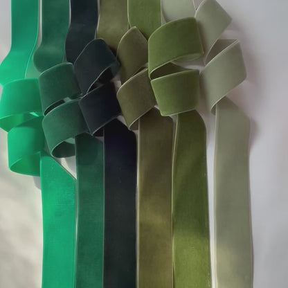 Nastro di velluto di qualità svizzera. 7 tonalità di verde scuro con profondità di colore delicatamente scintillante in 7 larghezze. Privo di sostanze nocive.