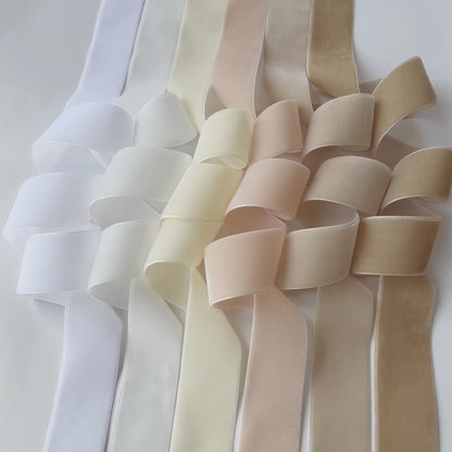 Ceinture en velours avec noeud parfait en blanc, blanc cassé, ivoire, crème. 72 couleurs en 3 largeurs. Qualité suisse pour robes, dirndl, tabliers