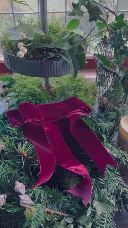 Swiss quality velvet ribbon. 7 shades of red with delicately shimmering depth of color in 7 widths. Free of harmful substances.