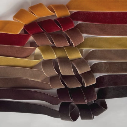 Nastro di velluto di qualità svizzera. 10 tonalità di marrone con profondità di colore delicatamente scintillante in 7 larghezze. Privo di sostanze nocive.