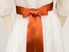 Satin ribbon for bow belts. 7 shades of orange with a delicately shimmering depth of color in 3 widths. Free of harmful substances.