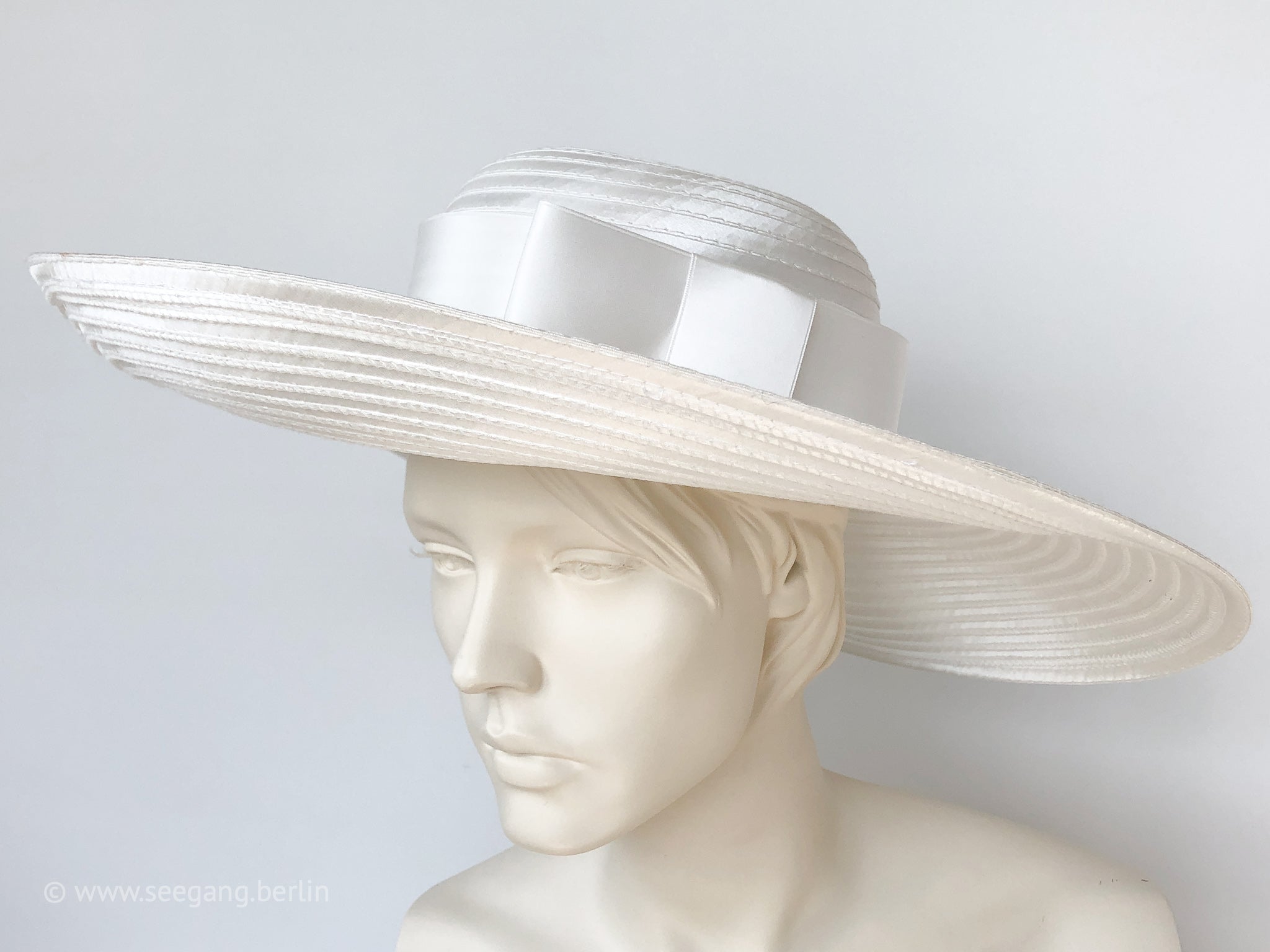 STATEMENT HAT - SUMMER WHITE WITH A WIDE BRIM AND A BOW