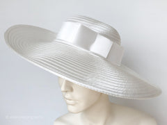 STATEMENT HAT - SUMMER WHITE WITH A WIDE BRIM AND A BOW