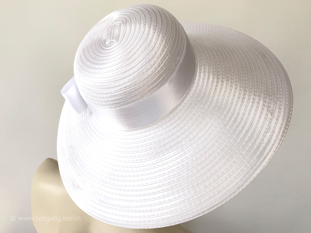 STATEMENT HAT - SUMMER WHITE WITH A WIDE BRIM AND A BOW