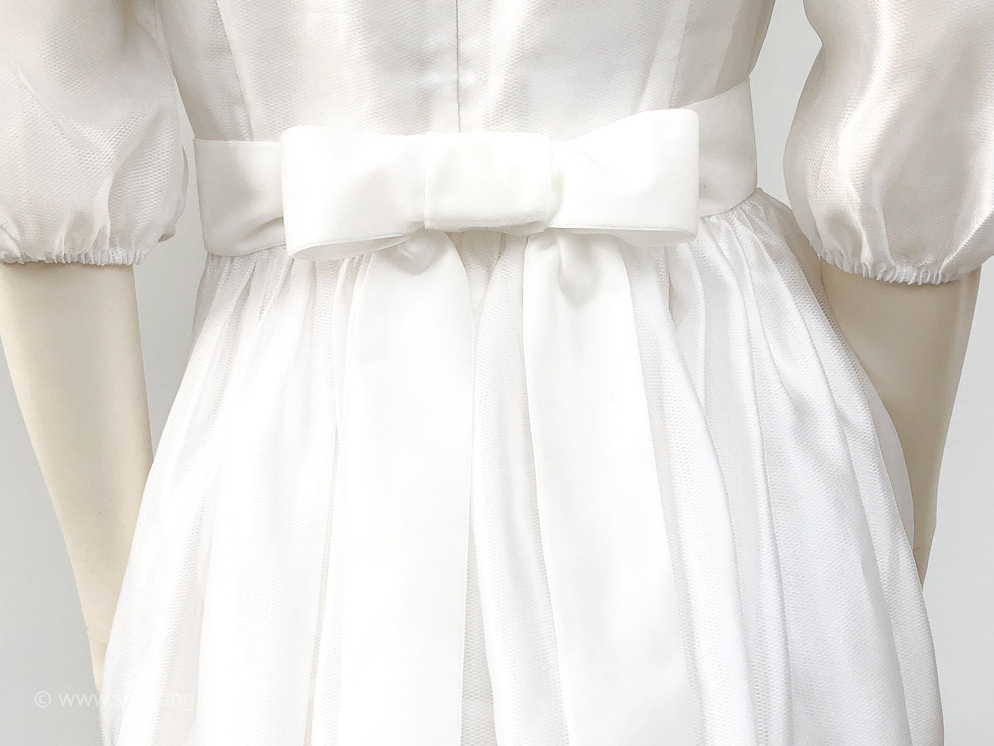 Ceinture en velours avec noeud parfait en blanc, blanc cassé, ivoire, crème. 72 couleurs en 3 largeurs. Qualité suisse pour robes, dirndl, tabliers