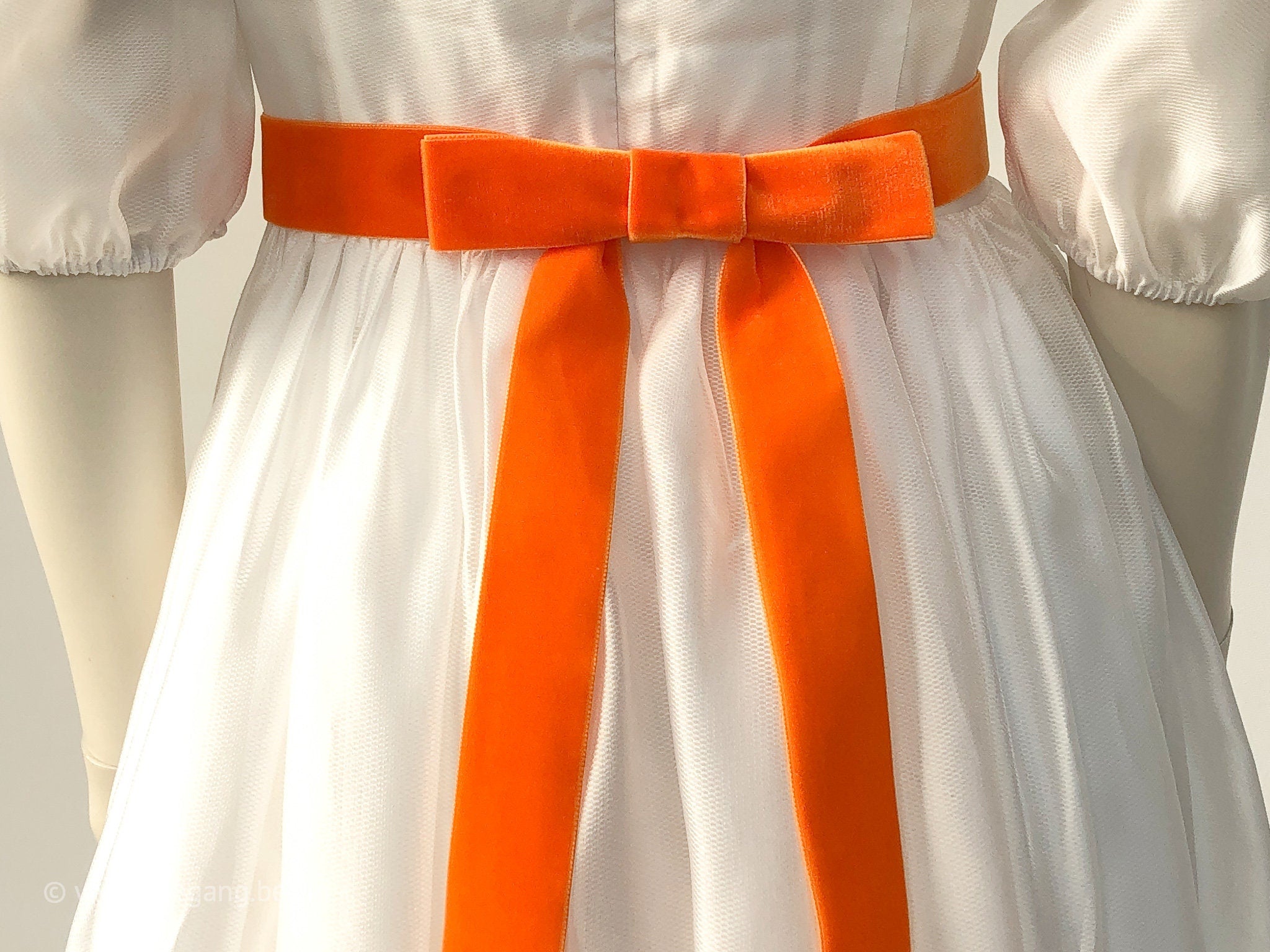 Samtgürtel mit Schleife in Orange, Apricot und 72 weiteren Farben. Schweizer Qualität für Ballkleid, Brautkleid. 2,2cm 3,6 und 5cm Breite.