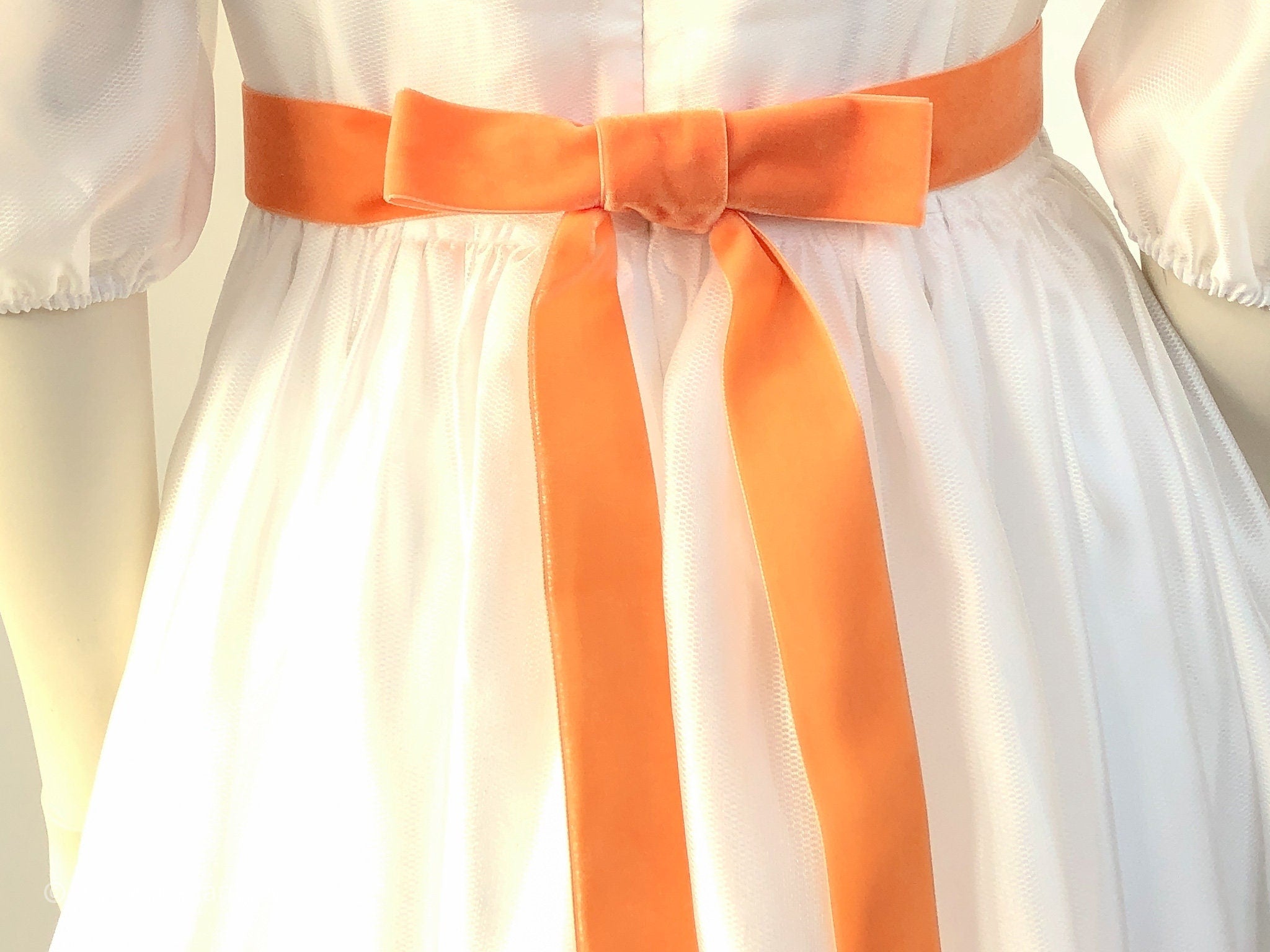 Samtgürtel mit Schleife in Orange, Apricot und 72 weiteren Farben. Schweizer Qualität für Ballkleid, Brautkleid. 2,2cm 3,6 und 5cm Breite.