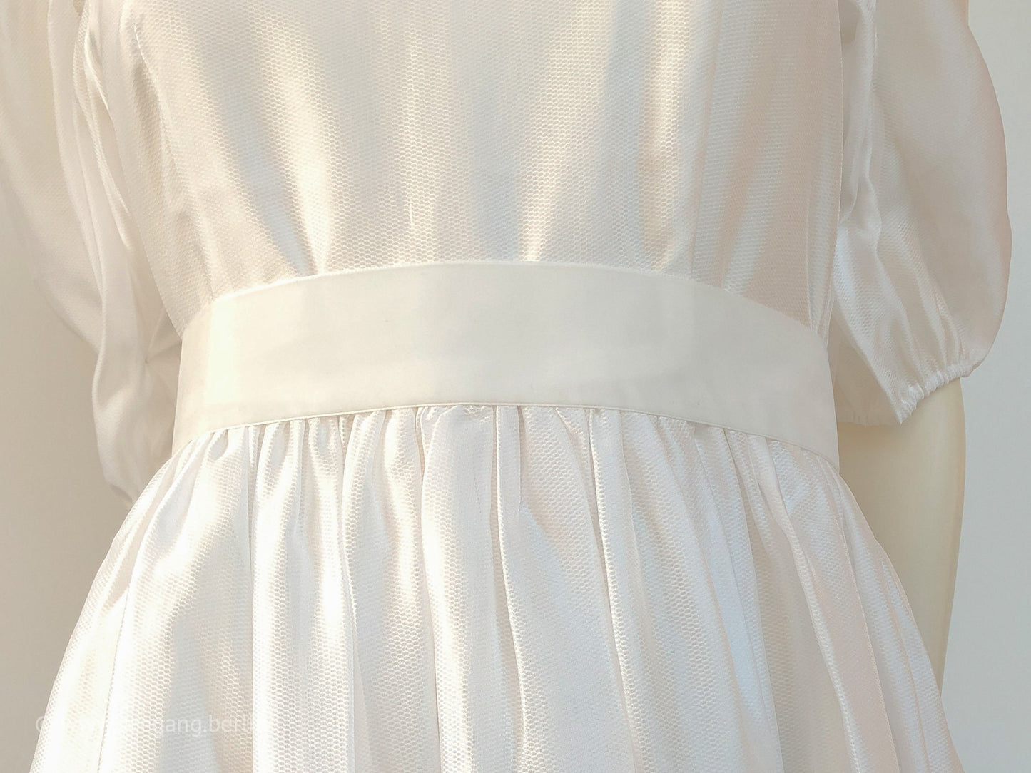Ceinture en velours avec noeud parfait en blanc, blanc cassé, ivoire, crème. 72 couleurs en 3 largeurs. Qualité suisse pour robes, dirndl, tabliers