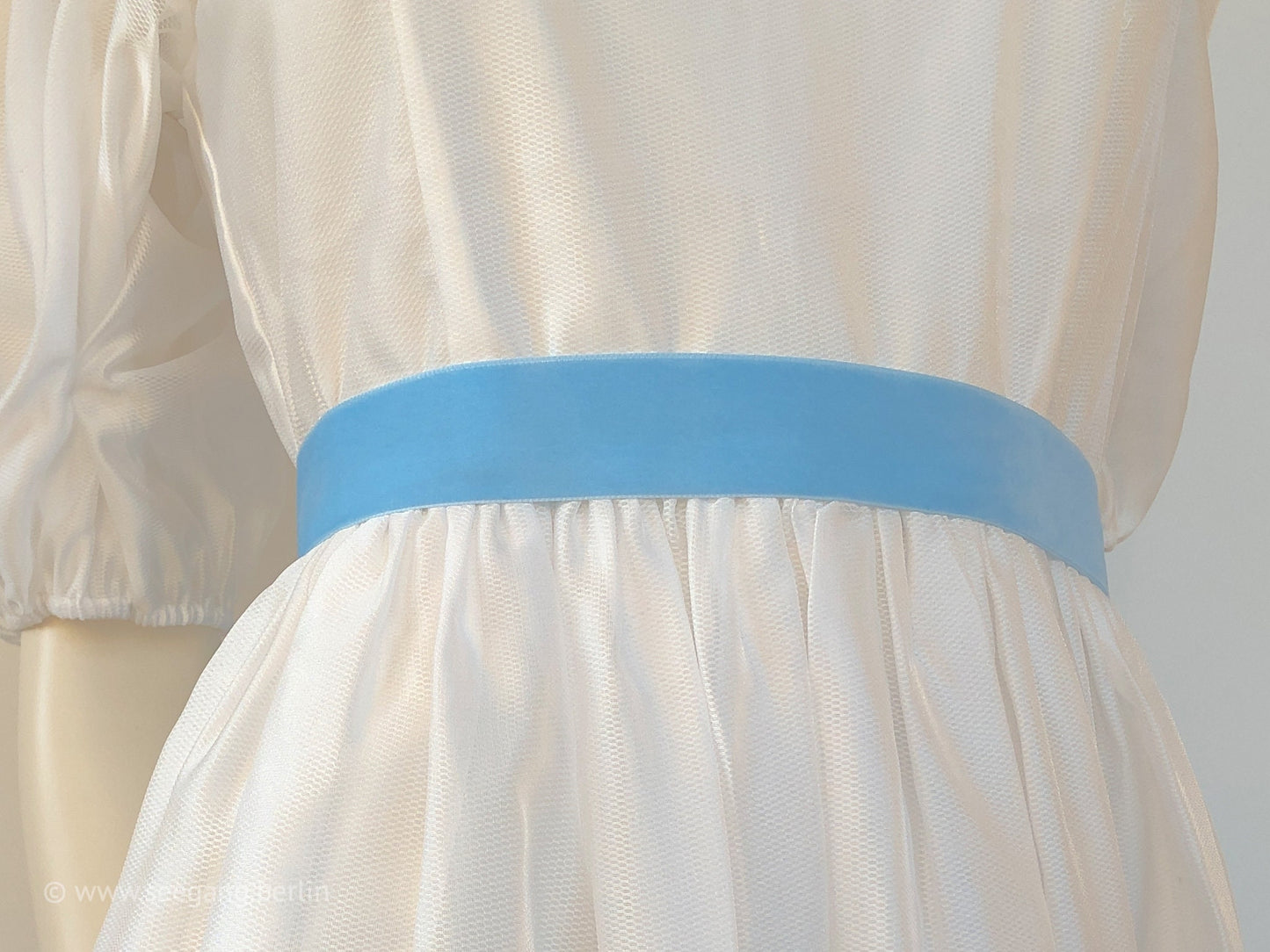 Ceinture en velours au nœud parfait, 7 nuances de bleu clair avec une profondeur de couleur délicatement chatoyante en 3 largeurs. Exempt de substances nocives.