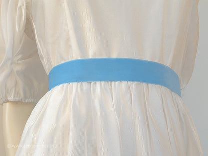 Ceinture en velours au nœud parfait, 7 nuances de bleu clair avec une profondeur de couleur délicatement chatoyante en 3 largeurs. Exempt de substances nocives.