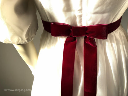 Ceinture en velours au nœud parfait, 7 nuances de rouge avec une profondeur de couleur délicatement chatoyante en 3 largeurs. Exempt de substances nocives.