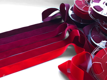 Swiss quality velvet ribbon. 7 shades of red with delicately shimmering depth of color in 7 widths. Free of harmful substances.