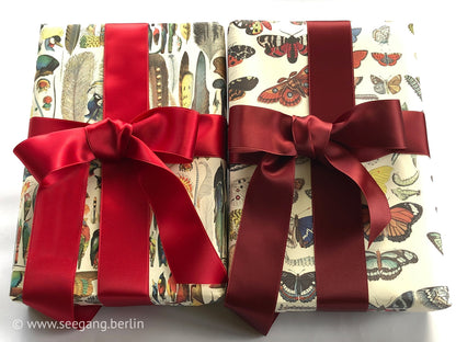 Doubleface Satinband in Schweizer Qualität. 7 Rottöne mit zart schimmernder Farbtiefe in 7 Breiten. Schadstofffrei.