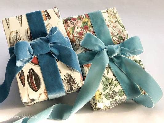 Hellblaues Samtband.  72 weitere Farben in 4 Breiten. Meterware in Schweizer Qualität zum Nähen, für Deko, Ostern, Weihnachten, Kränze, DIY!