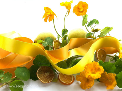 Doubleface satin ribbon in Swiss quality. 10 shades of yellow with a delicate shimmering depth of color in 7 widths. Pollutant-free.