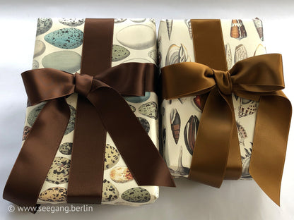Doubleface satin ribbon in Swiss quality. 7 shades of brown with a delicate shimmering depth of color in 7 widths. Pollutant-free.