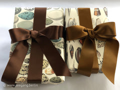 Doubleface satin ribbon in Swiss quality. 7 shades of brown with a delicate shimmering depth of color in 7 widths. Pollutant-free.