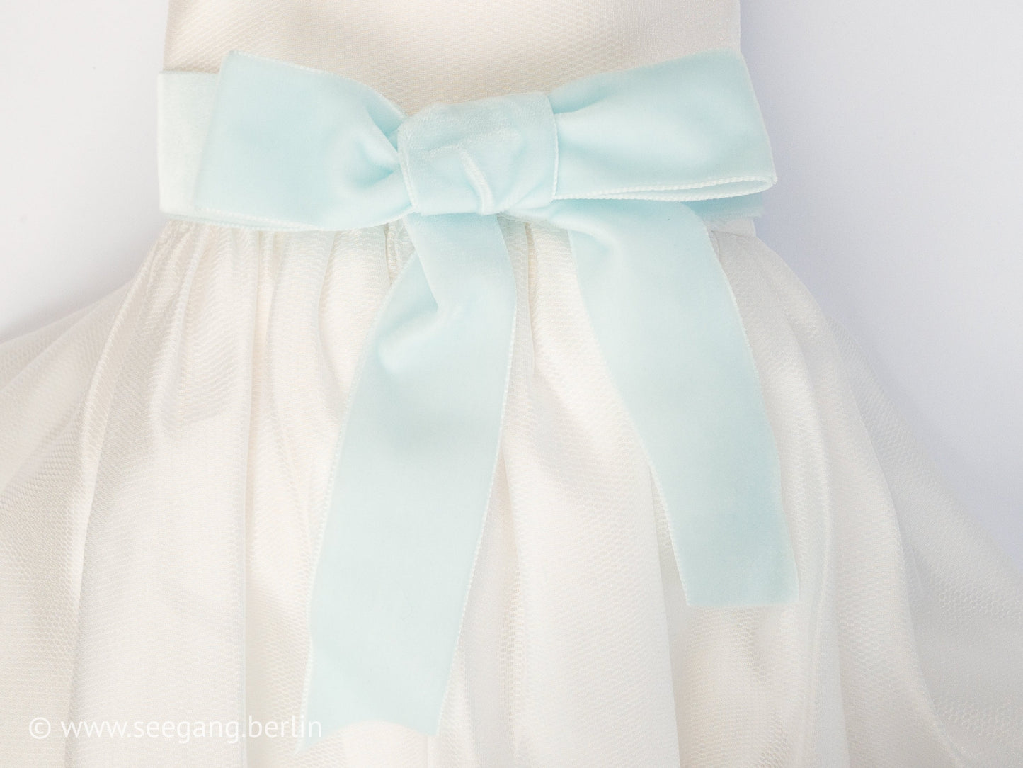 Swiss quality velvet ribbon. 7 light blue tones with delicately shimmering depth of color in 7 widths. Free of harmful substances.