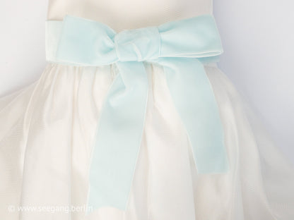 Swiss quality velvet ribbon. 7 light blue tones with delicately shimmering depth of color in 7 widths. Free of harmful substances.