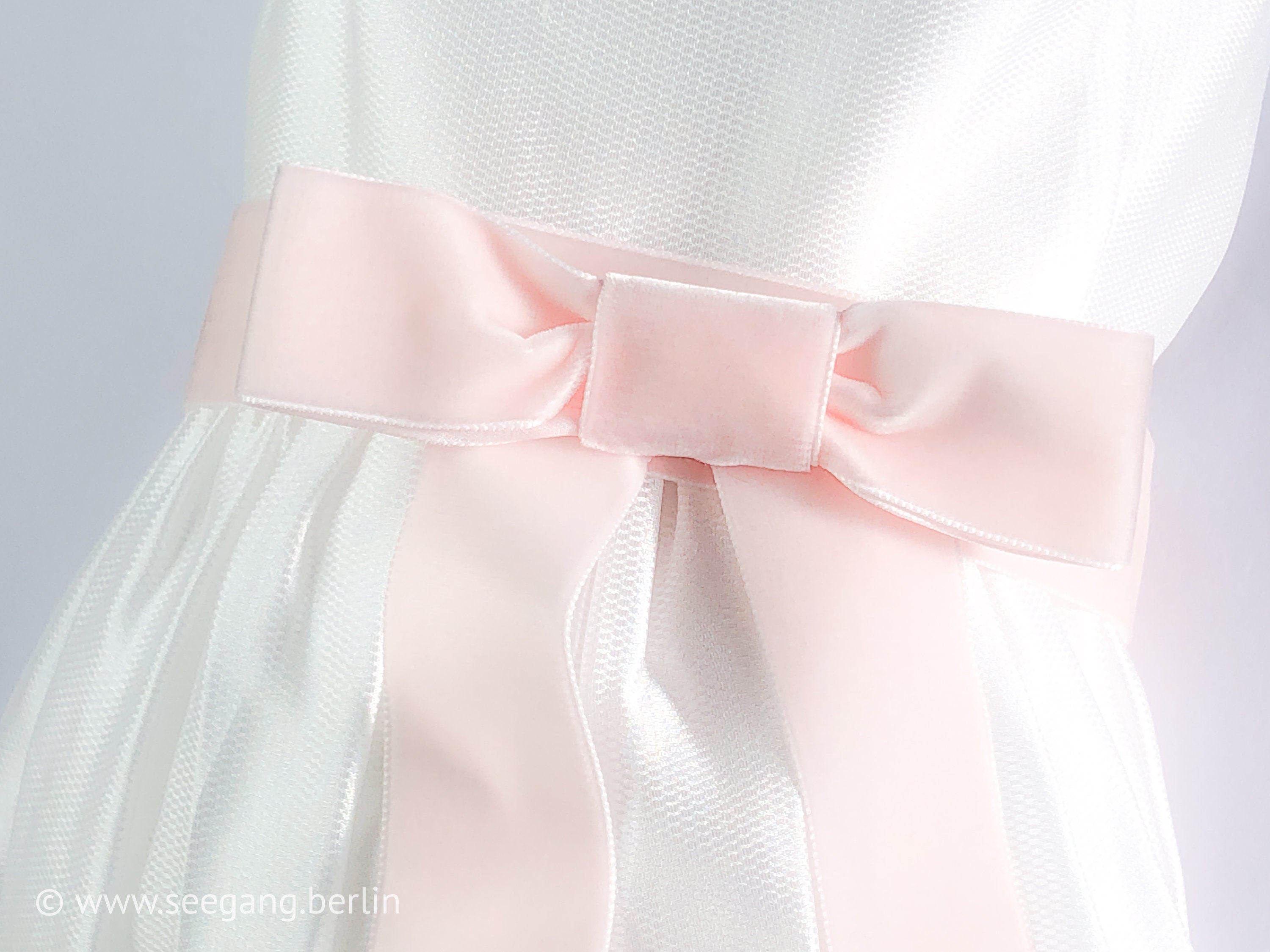 Kindergürtel Schleife Rosa, Altrosa, Pink. 100 Farben, 3 Breiten. Für Kleider, Taufe, Kommunion, Konfirmation. Samt in Schweizer Qualität