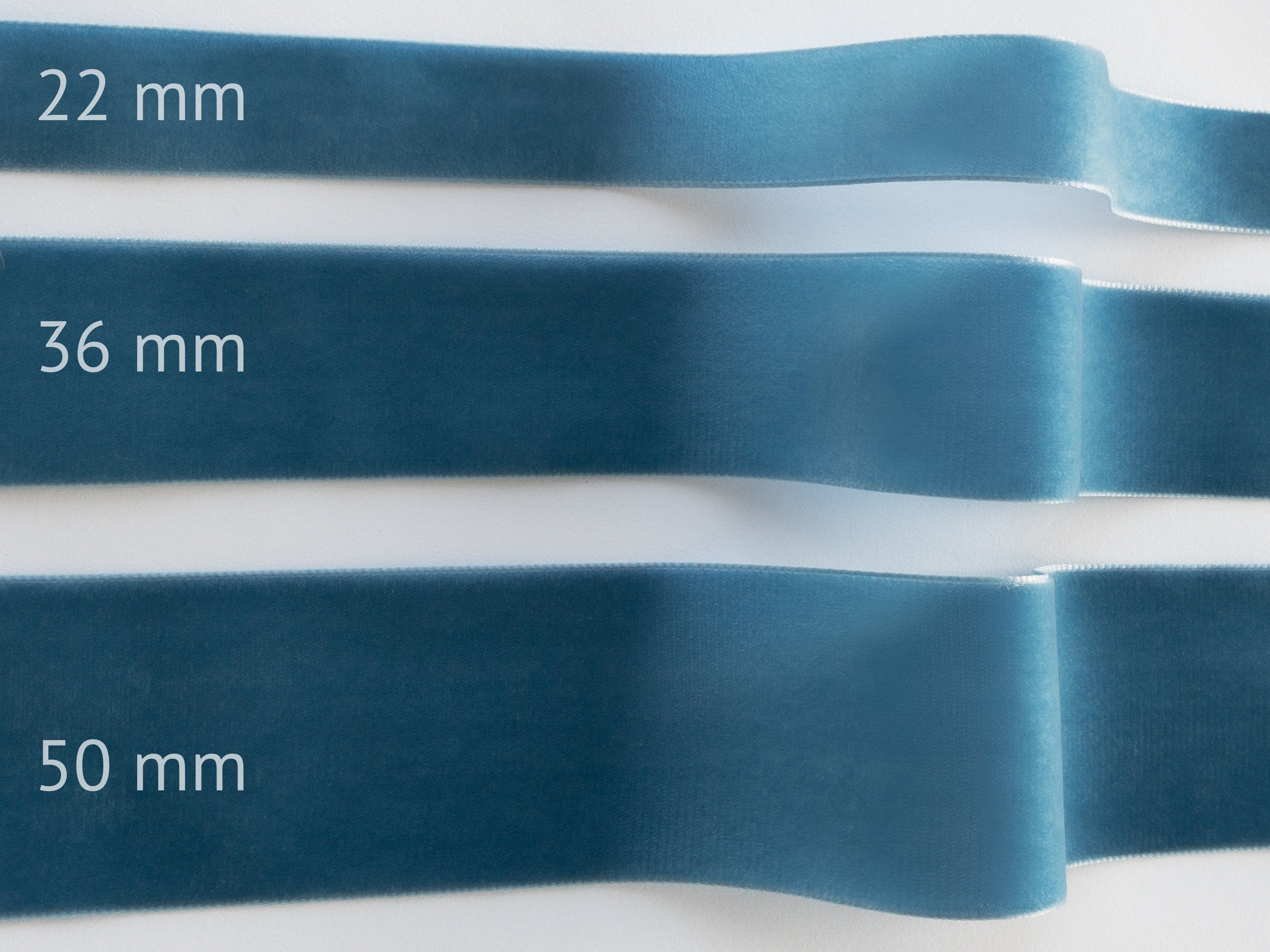 Blauer Samtgürtel mit perfekter Schleife in hellblau, dunkelblau, staubblau und 72 Farben, 3 Breiten. Schweizer Qualität für Kleider, Dirndl