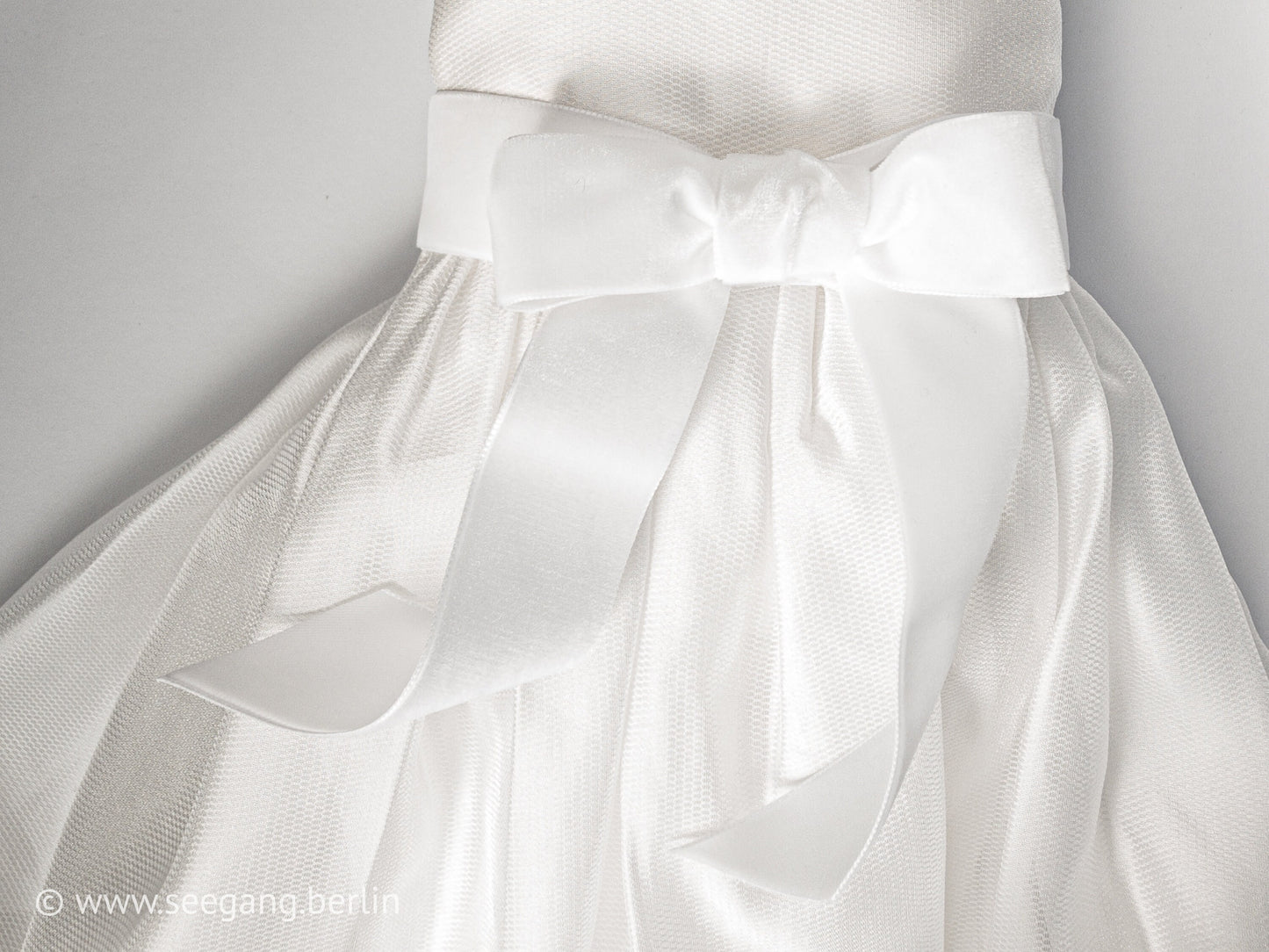 Swiss quality velvet ribbon. 7 shades of white with delicately shimmering color depth in 7 widths. Free of harmful substances.