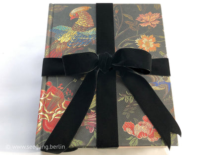 Edles Samtband in Schweizer Qualität. 7 Schwarztöne mit zart schimmernder Farbtiefe in 4 Breiten. Schadstofffrei
