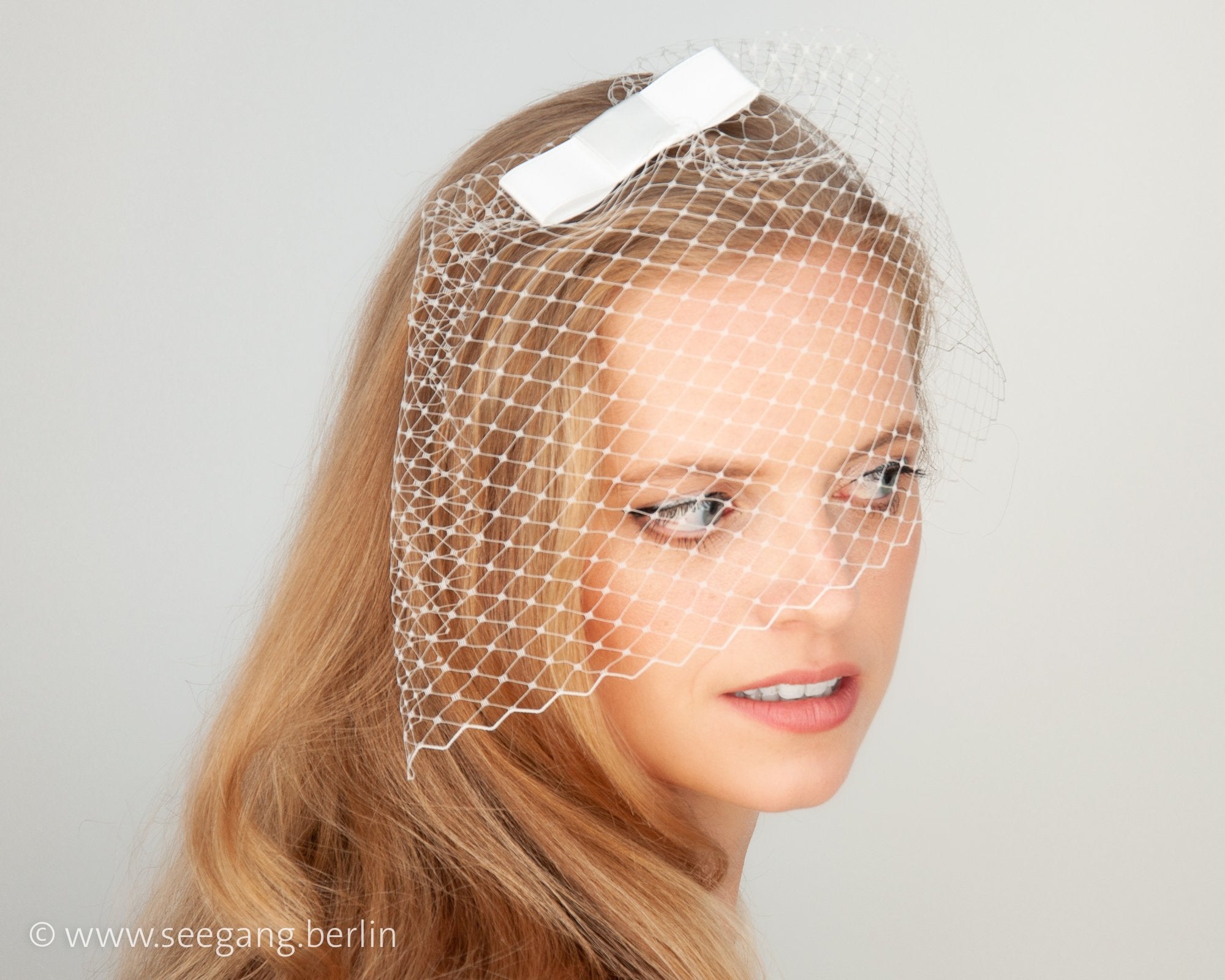 BIRDCAGE - BRIDAL VEIL HEADDRESS WITH A BOW IN SHADES OF WHITE, OFF WHITE, CREME, IVORY, CHAMPAGNE © Seegang Berlin