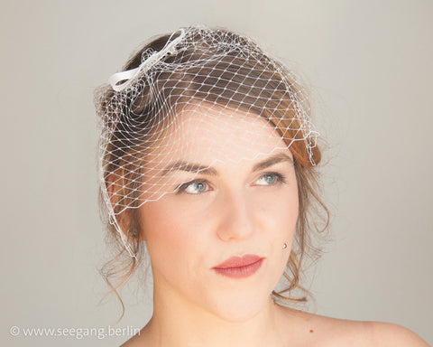 BIRDCAGE - BRIDAL VEIL HEADDRESS WITH A BOW IN SHADES OF WHITE, OFF WHITE, CREME, IVORY, CHAMPAGNE © Seegang Berlin