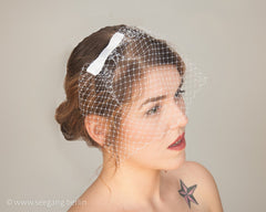 BIRDCAGE - BRIDAL VEIL HEADDRESS WITH A BOW IN SHADES OF WHITE, OFF WHITE, CREME, IVORY, CHAMPAGNE © Seegang Berlin