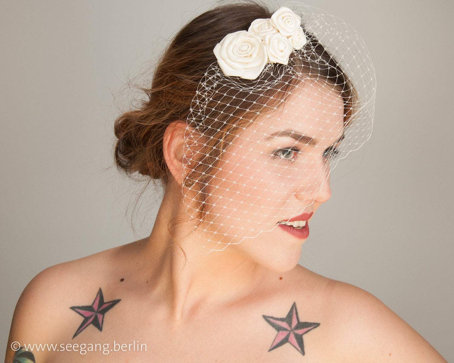 BIRDCAGE - BRIDAL VEIL HEADDRESS WITH ROSES IN MANY SHADES OF WHITE, CREME, IVORY AND CHAMPAGNE © Seegang Berlin