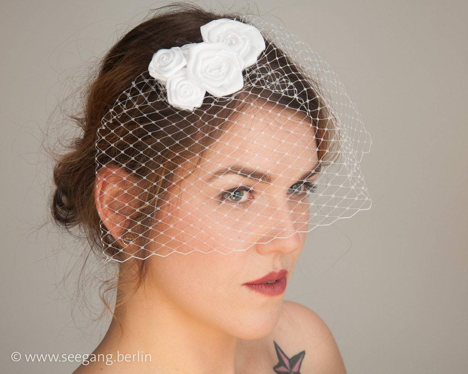 BIRDCAGE - BRIDAL VEIL HEADDRESS WITH ROSES IN SHADES OF WHITE, CREME, IVORY AND CHAMPAGNE © Seegang Berlin