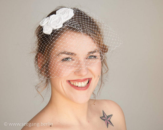 BIRDCAGE - BRIDAL VEIL HEADDRESS WITH ROSES IN SHADES OF WHITE, CREME, IVORY AND CHAMPAGNE © Seegang Berlin
