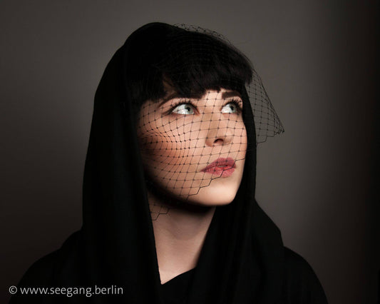 BIRDCAGE FASCINATOR - HEADDRESS IN BLACK WITH A VEIL © Seegang Berlin