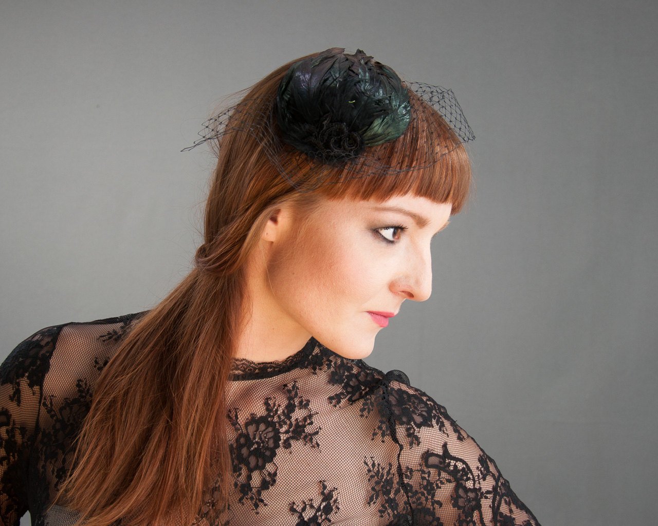 BIRDCAGE FASCINATOR - WITH SHIMMERING FEATHERS IN BLACK AND GREEN © Seegang Berlin