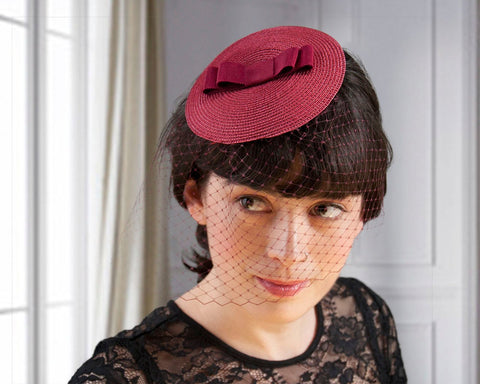 BIRDCAGE - VEIL FASCINATOR WITH A BOW IN BURGUNDY BORDEAUX WINE RED © Seegang Berlin