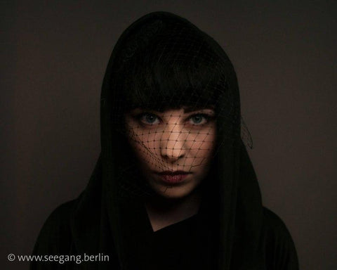 BIRDCAGE - VEIL HEADDRESS WITH A BOW FOR BACK TO BLACK OCCASIONS © Seegang Berlin