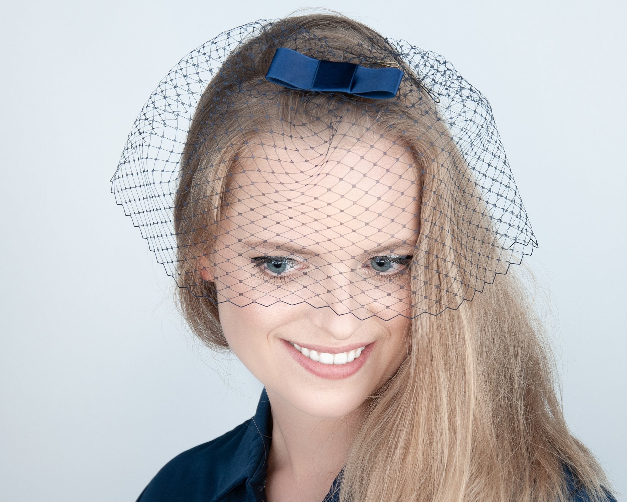 BIRDCAGE - VEIL HEADDRESS WITH A BOW IN BLUE SHADES FROM LIGHT TO DARK BLUE, BLUESTONE TO GALAXY BLUE © Seegang Berlin