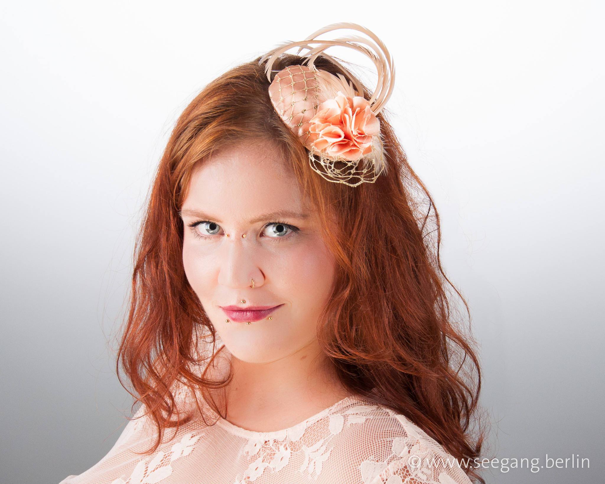 FASCINATOR - AIRY ELEGANCE IN TREND COLOR CANTALOUPE MEETS GOLD © Seegang Berlin