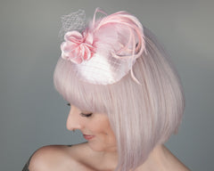 FASCINATOR - AIRY LIGHT PINK HAT WITH CURLED FEATHERS AND VEIL DETAILS © Seegang Berlin