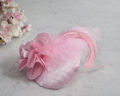 FASCINATOR - AIRY LIGHT PINK HAT WITH CURLED FEATHERS AND VEIL DETAILS © Seegang Berlin