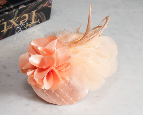 FASCINATOR - AIRY LIGHT PINK HAT WITH CURLED FEATHERS AND VEIL DETAILS © Seegang Berlin