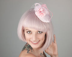 FASCINATOR - AIRY LIGHT PINK HAT WITH CURLED FEATHERS AND VEIL DETAILS © Seegang Berlin