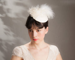 FASCINATOR - BRIDAL HAT IN CREAM SILK WITH FEATHERS © Seegang Berlin