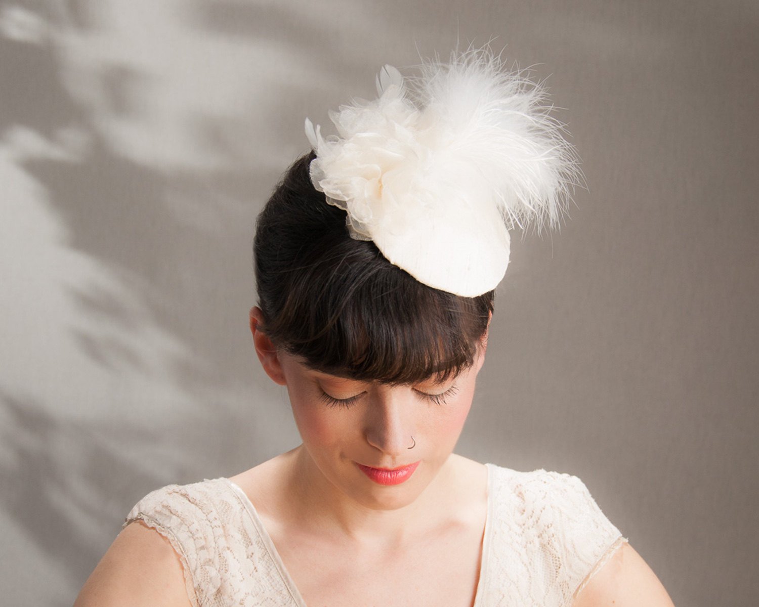 FASCINATOR - BRIDAL HAT IN CREAM SILK WITH FEATHERS © Seegang Berlin