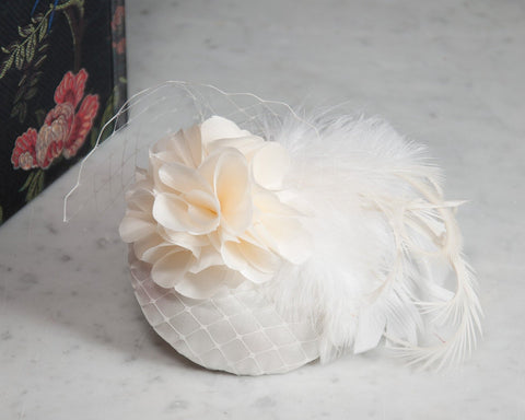 FASCINATOR - BRIDAL HEADPIECE WITH FEATHERS AND VEIL DETAILS, A DREAMY CREAM COLOURED CLOUD © Seegang Berlin